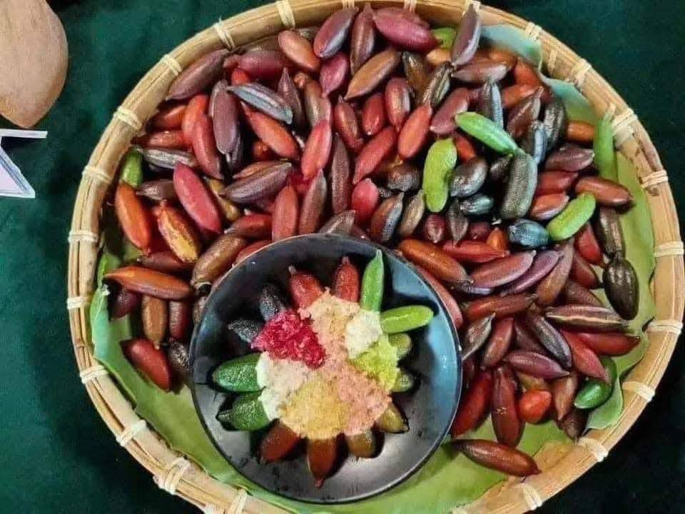 Bên trong quả chanh là những tép có hình dạng như trứng cá tầm hay trứng cá hồi. Do vậy, nhiều người còn gọi là chanh trứng cá hồi. Ảnh: Facebook