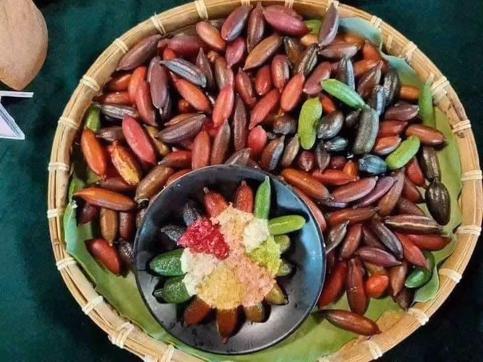 Bên trong quả chanh là những tép có hình dạng như trứng cá tầm hay trứng cá hồi. Do vậy, nhiều người còn gọi là chanh trứng cá hồi. Ảnh: Facebook