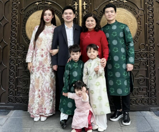 Mới đây, Đỗ Vinh Quang - chồng Đỗ Mỹ Linh đăng tải khoảnh khắc đại gia đình chụp ảnh nhân ngày đầu năm trước cổng biệt thự bề thế ở Hà Nội. Ảnh: FB Do Vinh Quang