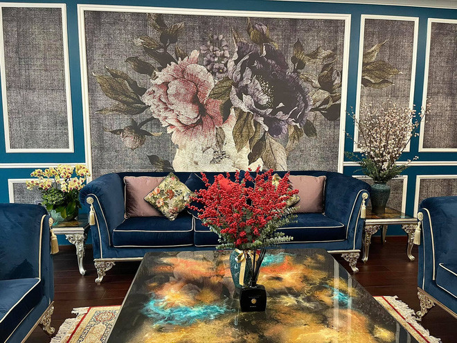 Không gian bên trong căn biệt thự thiết kế sang trọng với tông màu trắng chủ đạo cùng hệ thống đèn hiện đại. Ảnh: FBNV