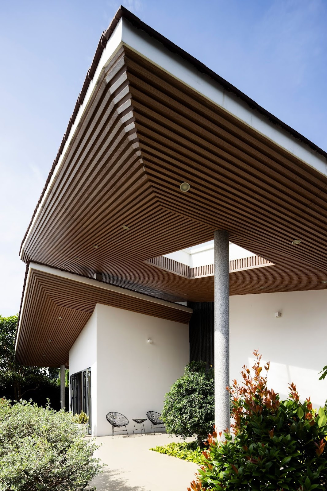 Với thời tiết nắng nóng đặc trưng của vùng Đông Nam Bộ, các giải pháp chống nóng và thông gió được đặt lên hàng đầu. Ảnh: Hiroyuki Oki