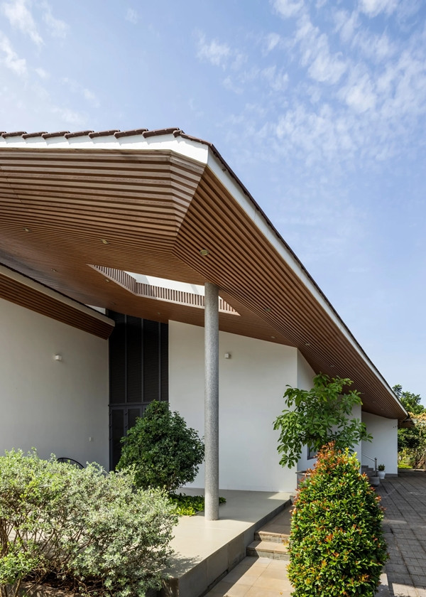 Phía trên mái được phủ thêm lớp ngói chống nóng giúp hấp thụ phần lớn nhiệt từ ánh nắng mặt trời. Ảnh: Hiroyuki Oki