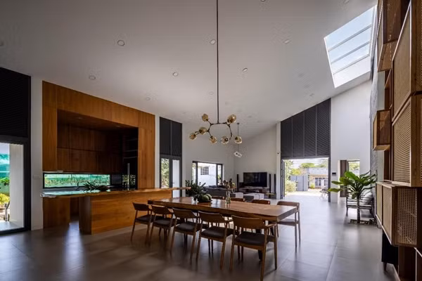 Ngoài chống nóng, căn nhà còn dễ dàng đón gió bằng các cửa sổ, cửa đi và thoát gió phía trên bằng lam chữ Z. Ảnh: Hiroyuki Oki