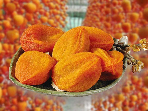 Sau khi treo từ 7 - 10 ngày, những trái hồng sẽ được mát xa mỗi ngày để chúng mềm đều, lớp vỏ bên ngoài se lại, lõi bên trong mềm và đượm mật. Ảnh: Hongtreogio