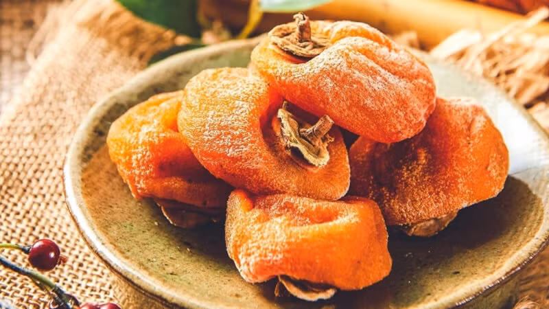 Hồng treo gió có nhiều nhất vào dịp cuối năm, đặc biệt là dịp Tết Nguyên đán. Thương lái về tận nơi thu mua hồng treo gió. Ảnh: CERAfoods