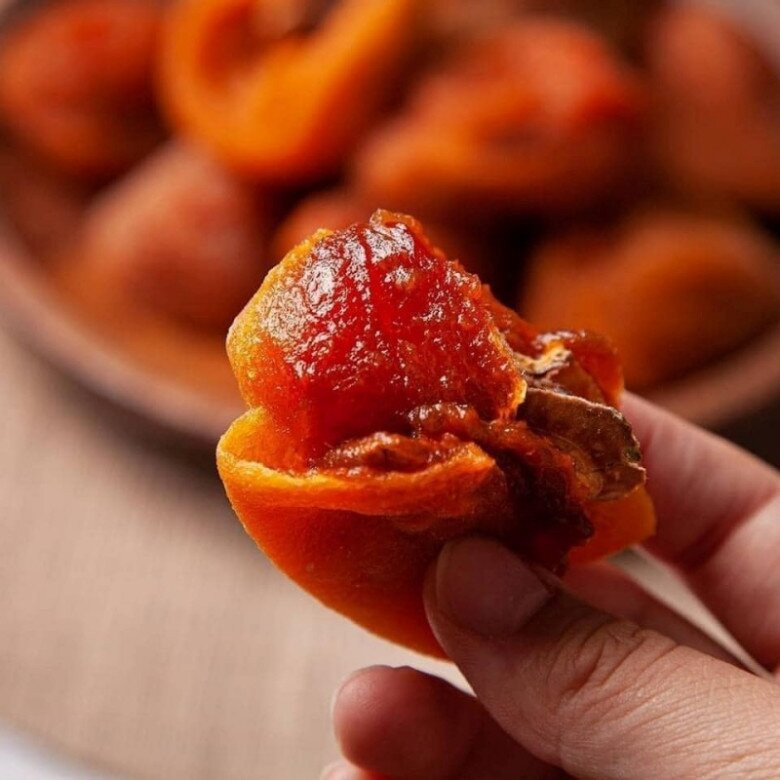 Sau 20 - 25 ngày, quả hồng thoát hết nước, còn lại phần mật ngọt bên trong. Ảnh: Internet