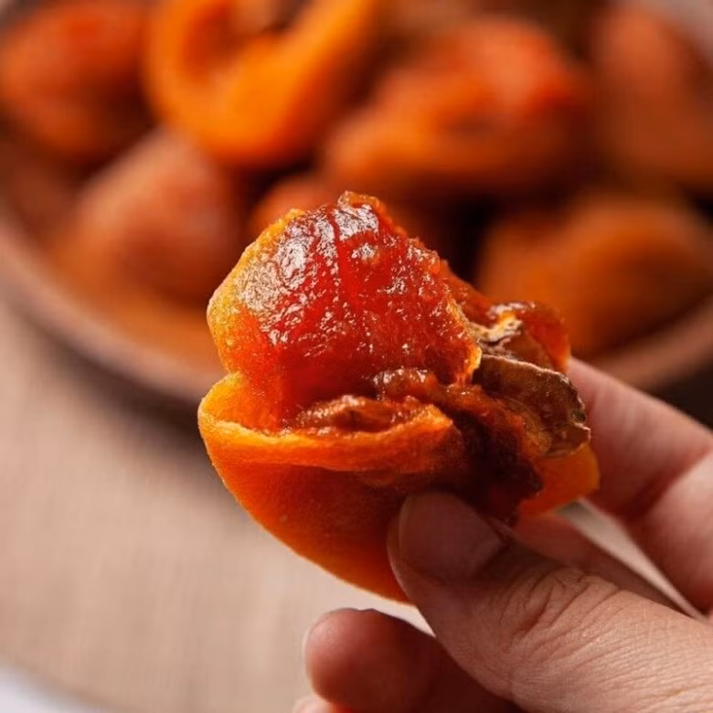 Sau 20 - 25 ngày, quả hồng thoát hết nước, còn lại phần mật ngọt bên trong. Ảnh: Internet