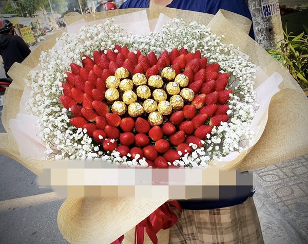 Chị Lan Anh, chủ một cửa hàng hoa tươi ở TP HCM cho biết, dâu tây là trái cây tươi rất khó bảo quản nên nhân viên chỉ làm khi có khách đặt. Ảnh: Hoadautay