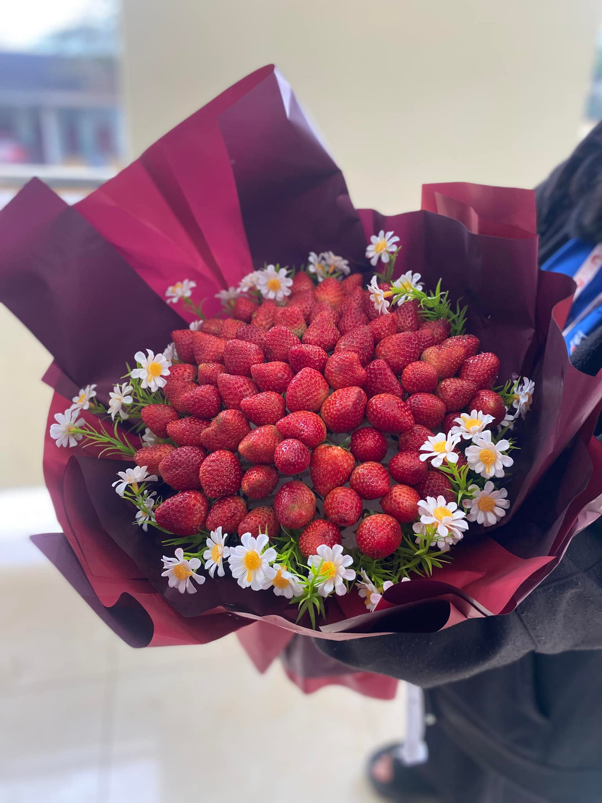 Mỗi bó hoa dâu tây dao động từ 250.000 - 900.000 đồng/bó, tùy theo số lượng. Ảnh: FB Pham Tư