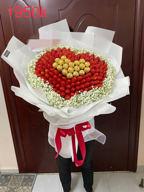 Bên cạnh đó, nhiều cửa hàng còn làm những bó hoa dâu tây to, kết hợp cùng một số hoa và trái cây khác, giá từ 1 - 2,2 triệu đồng/bó. Ảnh: Hoadautay