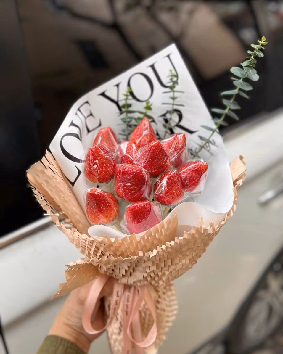 Ngoài ra, những bó hoa dâu tây mini từ 6 - 10 quả, giá chỉ từ 89.000 - hơn 100.000 đồng/bó. Ảnh: Hani Flower