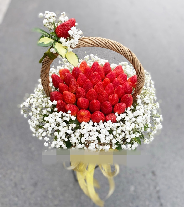 Sau khi làm xong, bó hoa và hộp hoa sẽ được giao luôn cho khách, đảm bảo hoa dâu tây đến tay người nhận vẫn đẹp và tươi ngon. Ảnh: Hoadautay