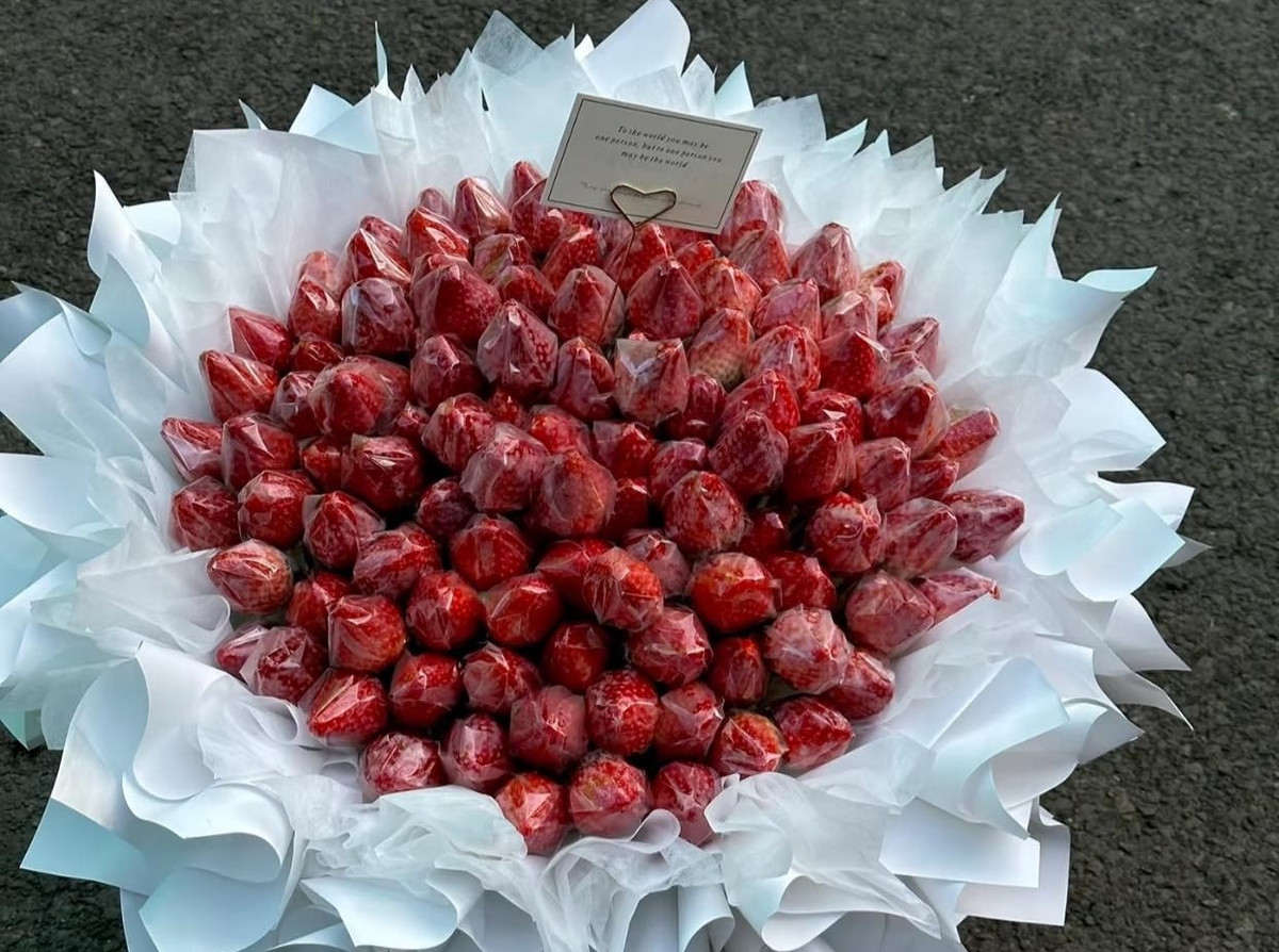 Không chỉ cửa hàng hoa tươi, nhiều shop trái cây cũng tranh thủ làm hoa dâu tây bán ngày Valentine. Ảnh: Vy Vy Flower