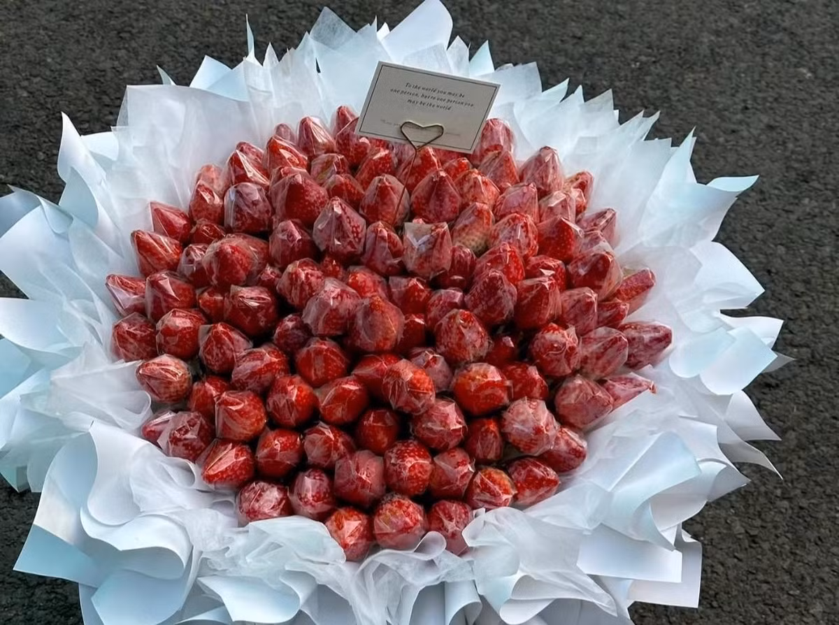 Không chỉ cửa hàng hoa tươi, nhiều shop trái cây cũng tranh thủ làm hoa dâu tây bán ngày Valentine. Ảnh: Vy Vy Flower