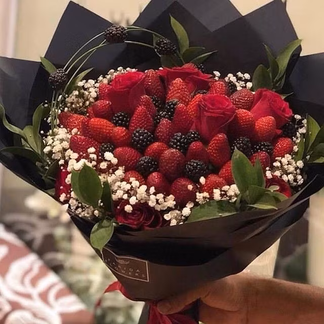 Thay vì mua hoa hồng và socola như nhiều năm trước, Valentine năm nay, anh Chu Đình Hưng ở Thanh Xuân (Hà Nội) đặt mua một bó hoa dâu dây giá hơn 1 triệu đồng. Ảnh: FB Tiệm Hoa 20 Tháng 10