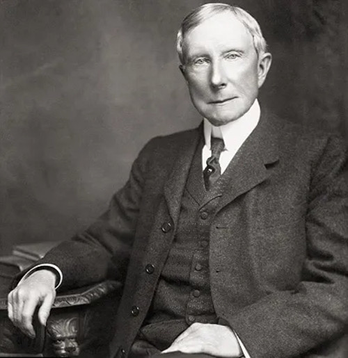 John D. Rockefeller sinh năm 1839 tại New York (Mỹ) là con trai thứ hai trong một gia đình có cha làm nghề bán hàng lưu động và mẹ làm nội trợ. Trong khi cha ông nổi tiếng chuyên lừa gạt mọi người thì mẹ ông lại dạy cho John tính tiết kiệm. Ảnh: Mr Koachman