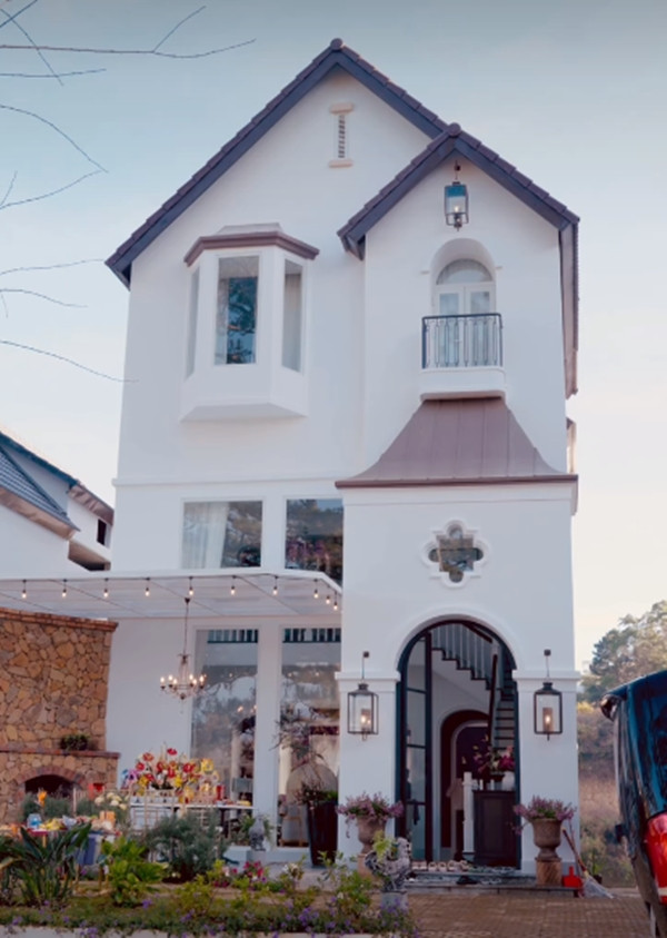 Ngoài ra, Lệ Quyên còn có một căn biệt thự bề thế tại Đà Lạt. Ảnh: FBNV