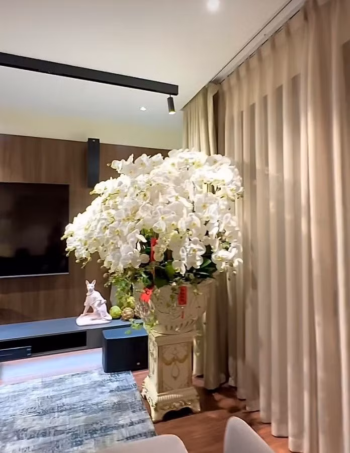 Căn biệt thự sử dụng tông màu trầm làm chủ đạo, tạo cảm giác ấm áp và sang trọng. Ảnh chụp màn hình