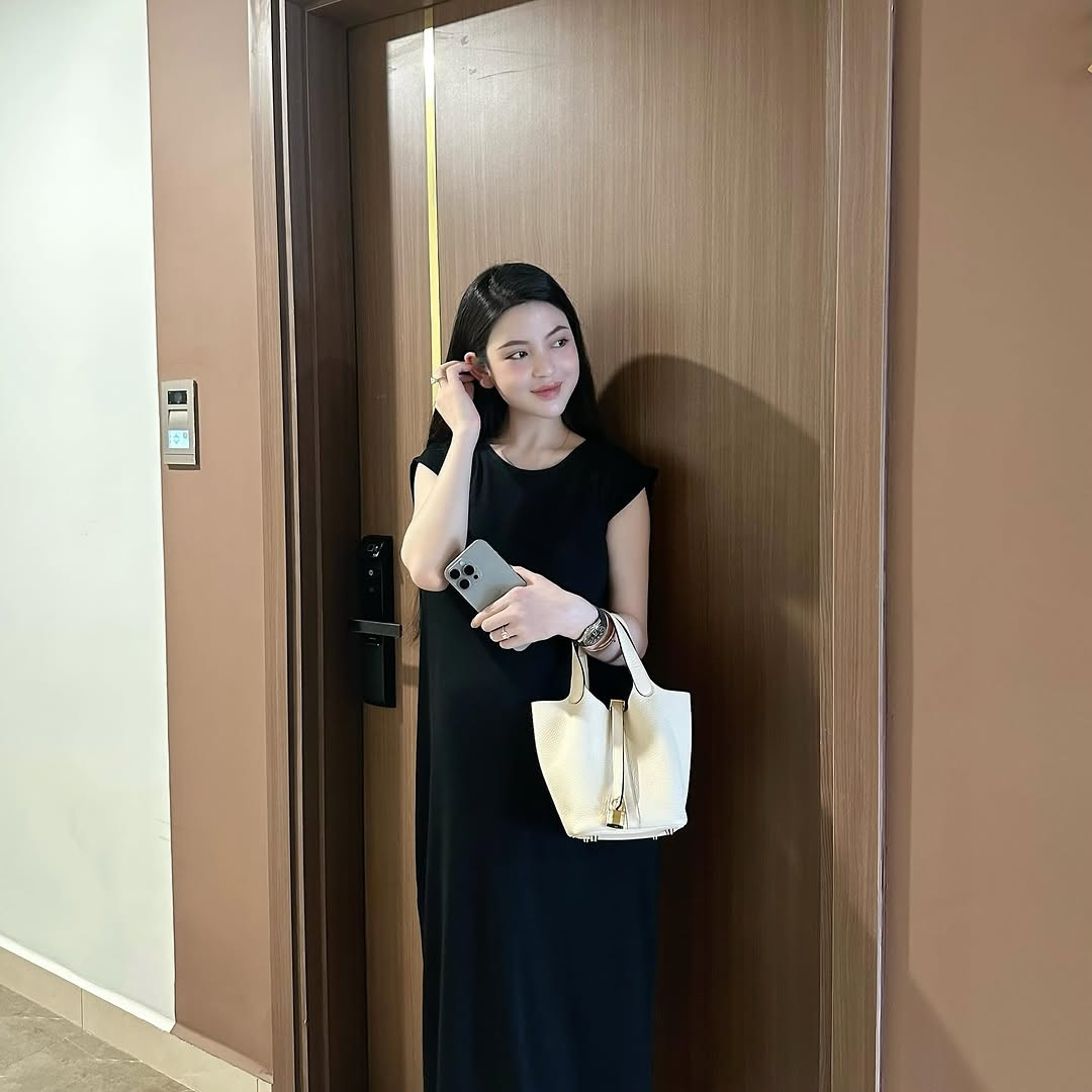 Nàng WAGs sinh năm 2000 thường xuyên xuất hiện với bộ sưu tập túi xách đắt tiền như Hermes, Louis Vuitton, Chanel,...Ảnh: FBNV