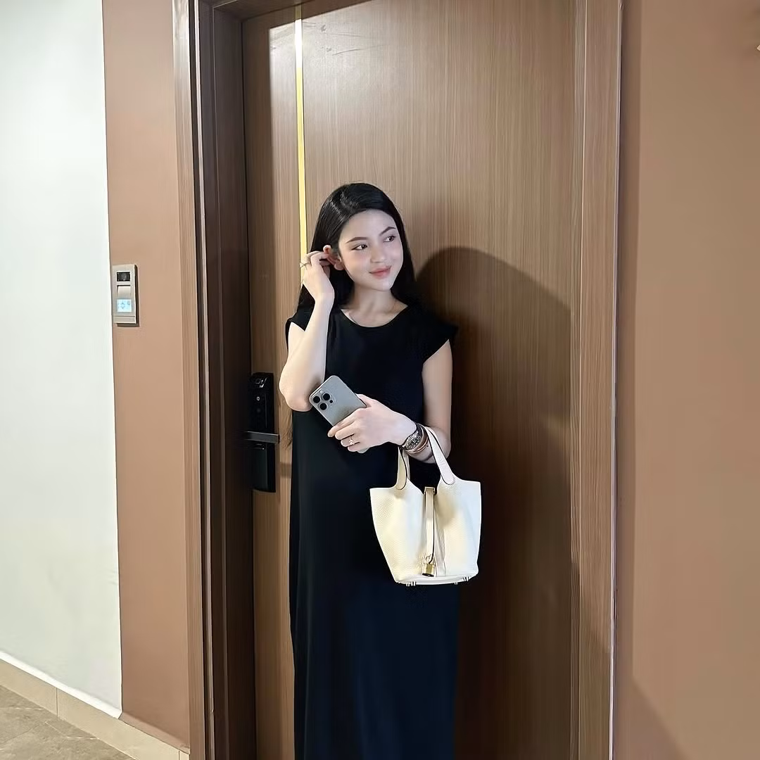 Nàng WAGs sinh năm 2000 thường xuyên xuất hiện với bộ sưu tập túi xách đắt tiền như Hermes, Louis Vuitton, Chanel,...Ảnh: FBNV