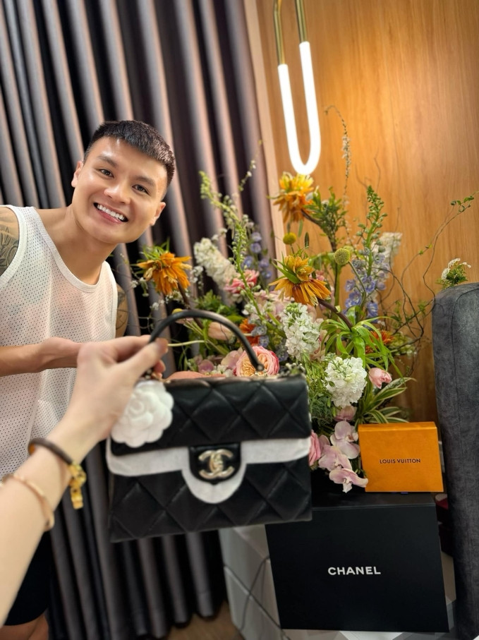 Trong những món đồ hàng hiệu của Chu Thanh Huyền, có nhiều món đồ xa xỉ do Quang Hải tặng. Ảnh: FBNV