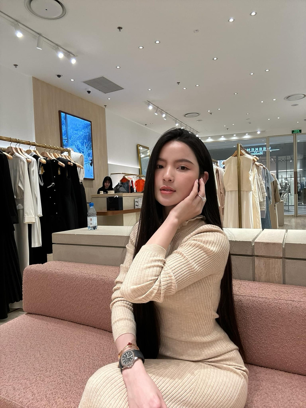 Những món phụ kiện Chu Thanh Huyền sử dụng khá nhiều là đồng hồ Patek Philippe, dây chuyền Van Cleef &amp; Arpels, vòng tay Cartier, nhẫn kim cương,...Ảnh: FBNV