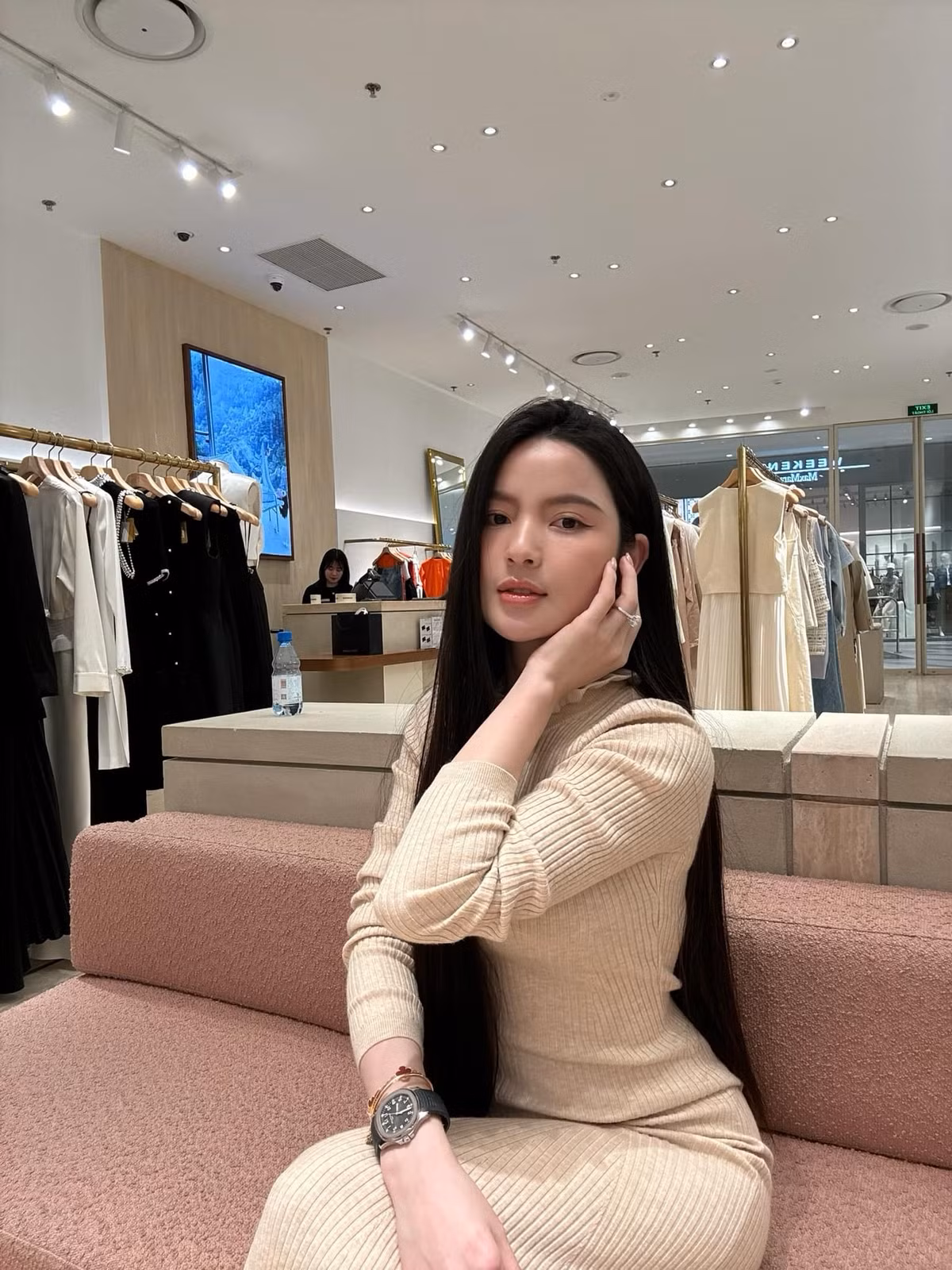 Những món phụ kiện Chu Thanh Huyền sử dụng khá nhiều là đồng hồ Patek Philippe, dây chuyền Van Cleef &amp; Arpels, vòng tay Cartier, nhẫn kim cương,...Ảnh: FBNV