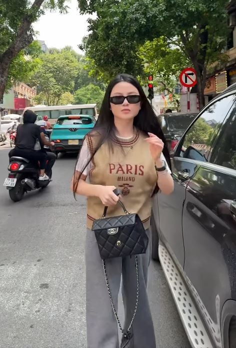 Tháng 10/2024, Chu Thanh Huyền đi mua vàng về tặng giúp việc và bảo mẫu của con trai mới sinh. Ảnh: FBNV