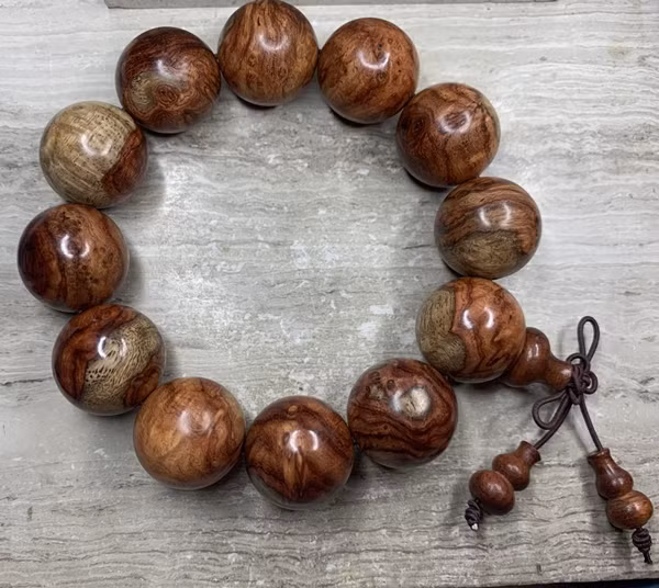 Theo tờ WSJ, nội thất làm từ gỗ hoàng hoa lê được ưa chuộng tại Trung Quốc bởi màu sắc, mùi hương, cùng những đường vân đặc biệt. Ngay cả rễ cây cũng được tận dụng để làm cốc, chuỗi hạt và các đồ vật cỡ nhỏ khác. Ảnh minh họa