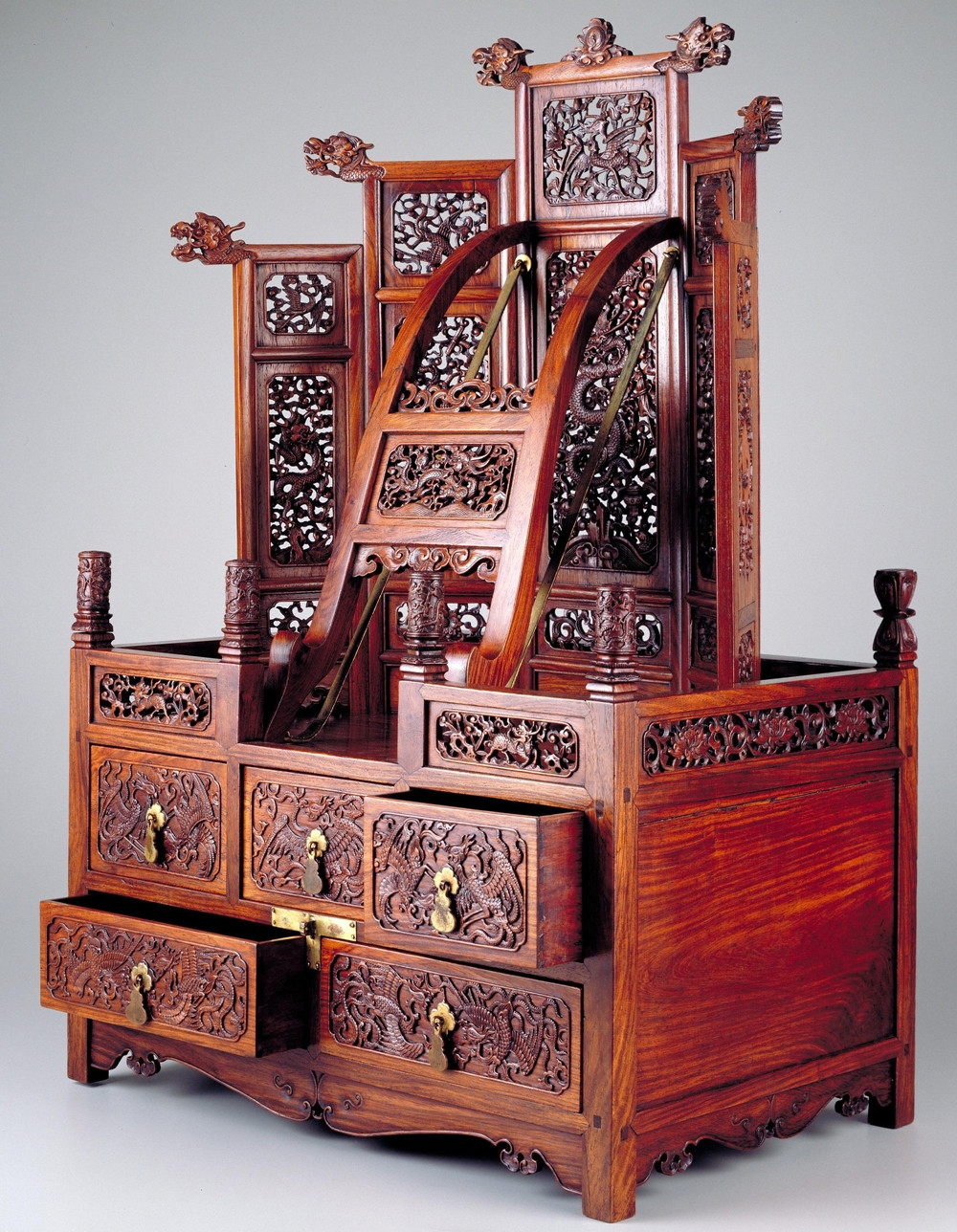 Ngày nay, hoàng hoa lê không chỉ là vật liệu làm nội thất mà còn trở thành biểu tượng phong cách sống của giới nhà giàu. Ảnh: Sohu