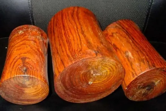 Thậm chí vào những năm 1970, gỗ hoàng hoa lê Hải Nam chỉ khoảng 1–2 xu/kg. Sự phổ biến và vẻ ngoài không mấy nổi bật khiến hoàng hoa lê bị xếp vào nhóm các loại gỗ “bình dân”, không được quan tâm về mặt giá trị kinh tế hay văn hóa. Ảnh: Baidu