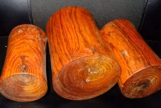 Thậm chí vào những năm 1970, gỗ hoàng hoa lê Hải Nam chỉ khoảng 1–2 xu/kg. Sự phổ biến và vẻ ngoài không mấy nổi bật khiến hoàng hoa lê bị xếp vào nhóm các loại gỗ “bình dân”, không được quan tâm về mặt giá trị kinh tế hay văn hóa. Ảnh: Baidu