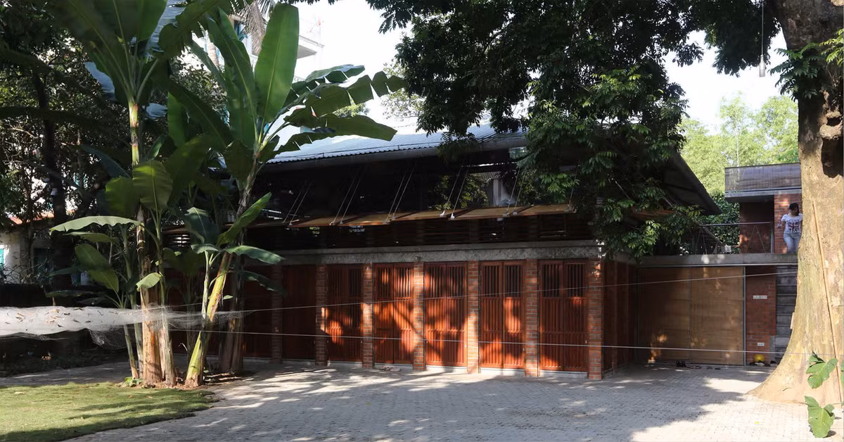 Phía trước nhà là khoảng sân rộng rãi. Ảnh: Ngọc Lương Lê