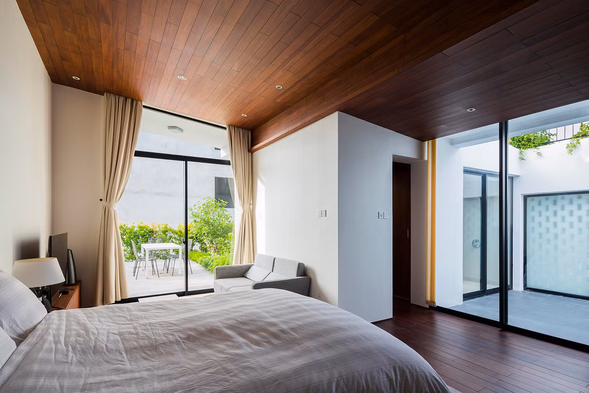 Phòng ngủ có ban công rộng thông thoáng. Ảnh: Hiroyuki Oki
