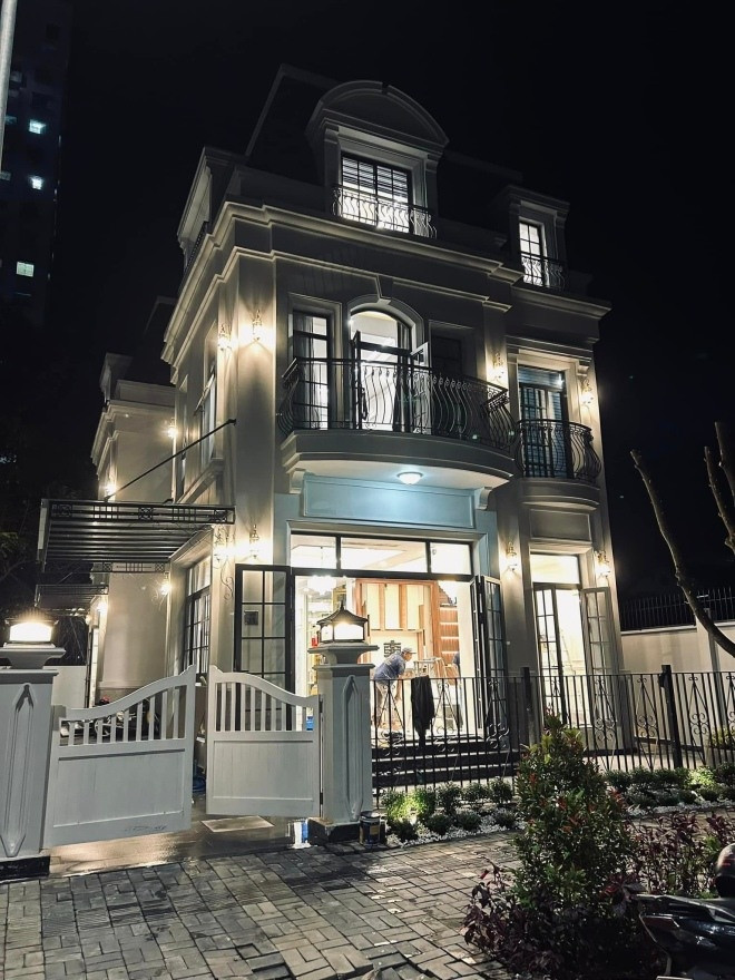 Đoàn Di Băng cũng báo hiếu cha mẹ bằng biệt thự 6 tầng lộng lẫy như cung điện. Ảnh: FBNV