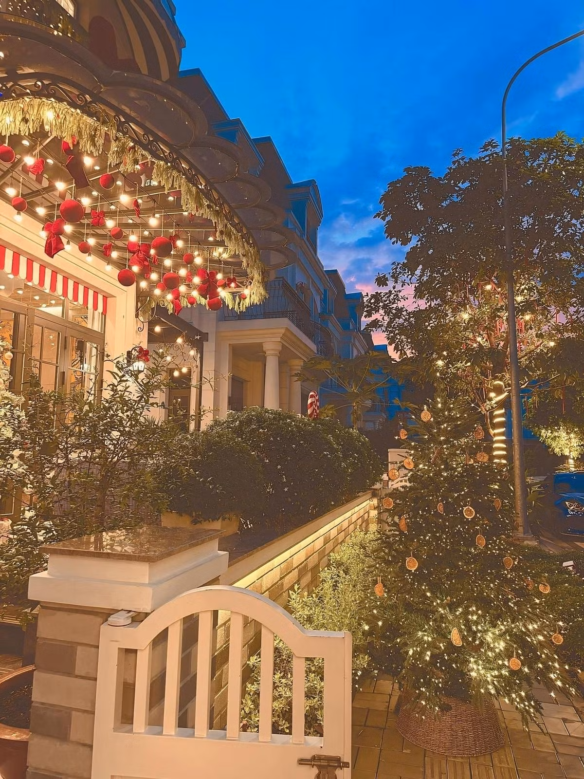 Đáng nói, đây chỉ là căn biệt thự "ở tạm" trước khi tòa lâu đài bề thế hoàn thiện. Ảnh: FBNV