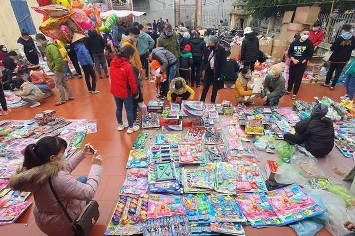 Chợ đình Phong Lôi (Thái Bình) một năm chỉ họp duy nhất một lần, vào ngày mùng 2 Tết. Ảnh: Vietnamnet