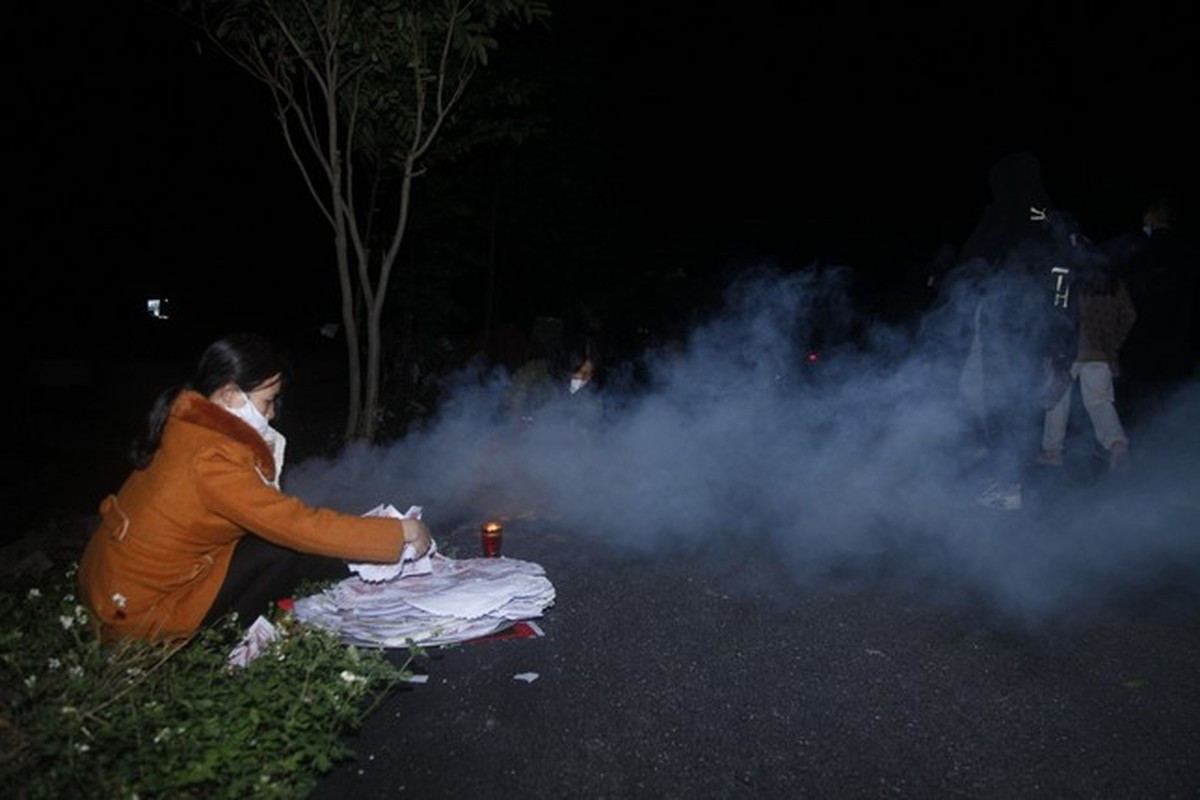 Mỗi năm, chợ chỉ họp một lần vào đêm mùng 4 rạng mùng 5 tháng Giêng. Tại phiên chợ này, người mua, kẻ bán không mặc cả, không đếm tiền, không dám nói cười ồn ào. Sau khi tan chợ, những người đi chợ lại mời nhau uống nước ăn trầu và hát quan họ Bắc Ninh. Ảnh: Tiền phong