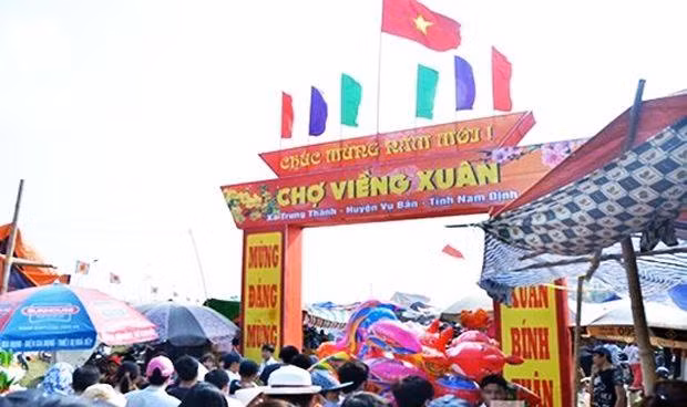 Chợ Viềng (Nam Định) là phiên chợ Tết mỗi năm chỉ họp một lần vào lúc nửa đêm mùng 7 đến hết ngày mùng 8 tháng Giêng. Ảnh: Dân Việt