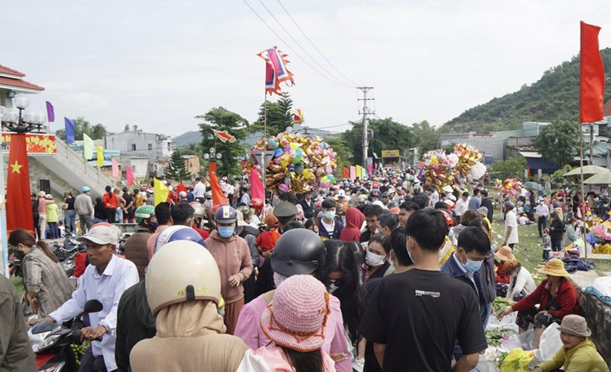 Ở tỉnh Bình Định có một phiên chợ đặc biệt chỉ họp duy nhất vào sáng mùng một Tết Nguyên đán, đó là chợ Gò. Ảnh: Dân Việt