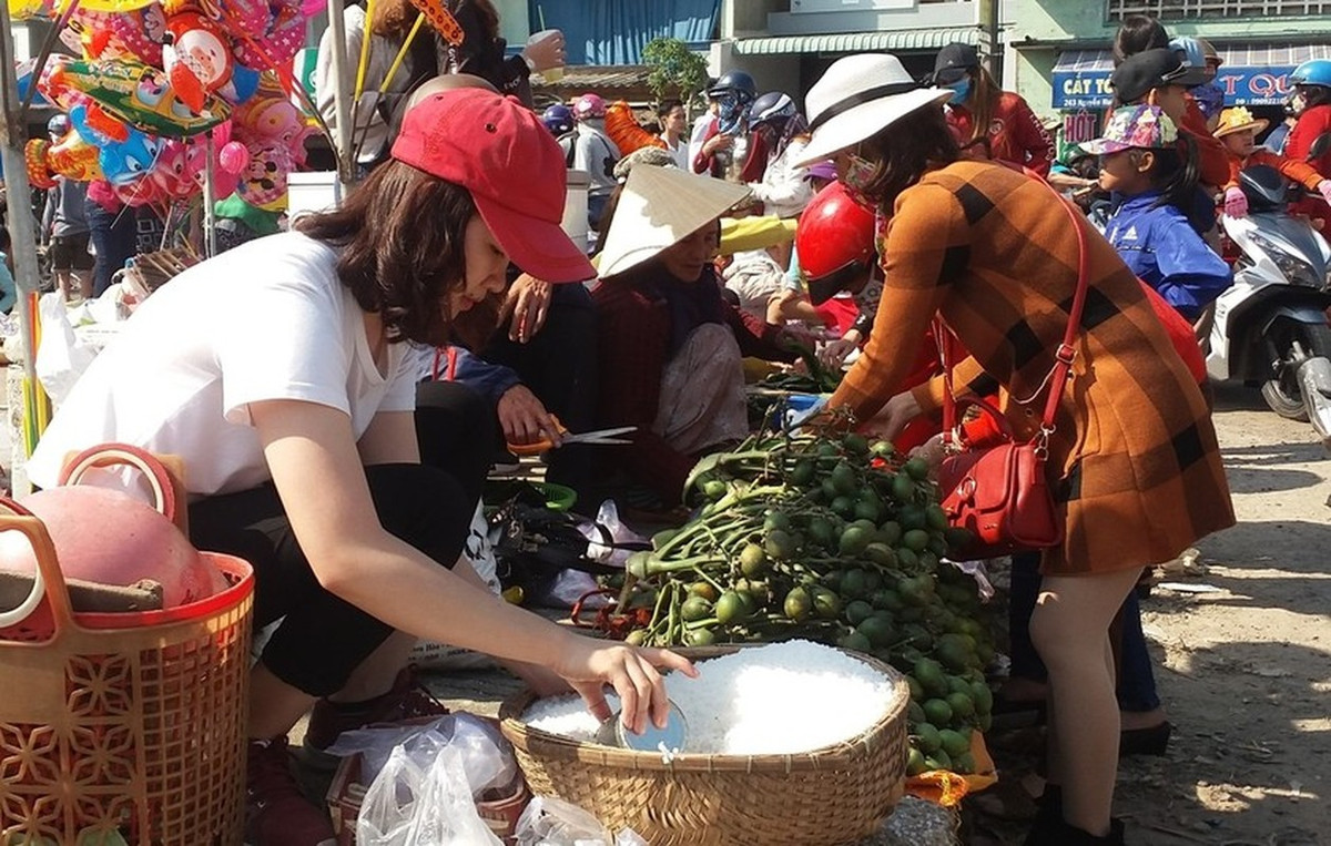 Mặt hàng bày bán ở chợ Gò không đa dạng như ở nhiều chợ khác, chủ yếu là cây nhà lá vườn của những cư dân quanh vùng nuôi trồng được. Nét đẹp của phiên chợ Gò là người bán không hề nói thách còn người mua cũng không trả giá. Ảnh: Báo Pháp luật