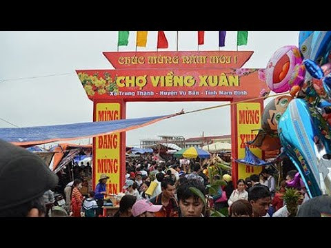 Chợ Viềng bán nhiều mặt hàng từ cây cảnh, cây giống, đến các đồ nông cụ, sản xuất nông nghiệp. Nhiều người cho rằng, mua những vật dụng này tại đây sẽ giúp họ có một mùa màng bội thu, no đủ. Việc bán mua ở đây chỉ cốt để “bán rủi, mua may". Ảnh: Dân Việt