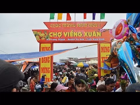 Chợ Viềng bán nhiều mặt hàng từ cây cảnh, cây giống, đến các đồ nông cụ, sản xuất nông nghiệp. Nhiều người cho rằng, mua những vật dụng này tại đây sẽ giúp họ có một mùa màng bội thu, no đủ. Việc bán mua ở đây chỉ cốt để “bán rủi, mua may". Ảnh: Dân Việt