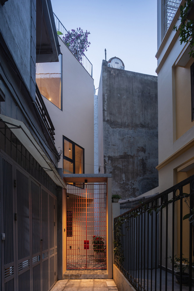 Nằm giữa những tòa nhà 4 tầng dày đặc, Linh Nam House nổi lên như một bí ẩn kiến trúc, chỉ có thể tiếp cận thông qua một con hẻm rộng 1,5 mét. Ảnh: Triệu Chiến
