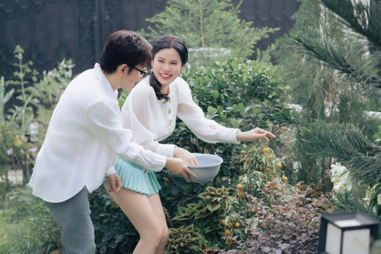 Trong khuôn viên biệt thự có khu vườn tươi tốt. Ảnh: FBNV