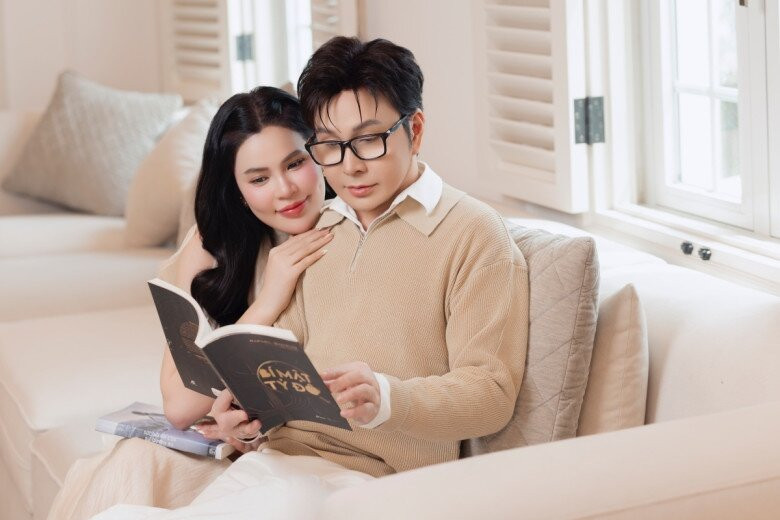 Phòng khách rộng rãi, thanh lịch với gam màu trắng - kem chủ đạo. Ảnh: FBNV