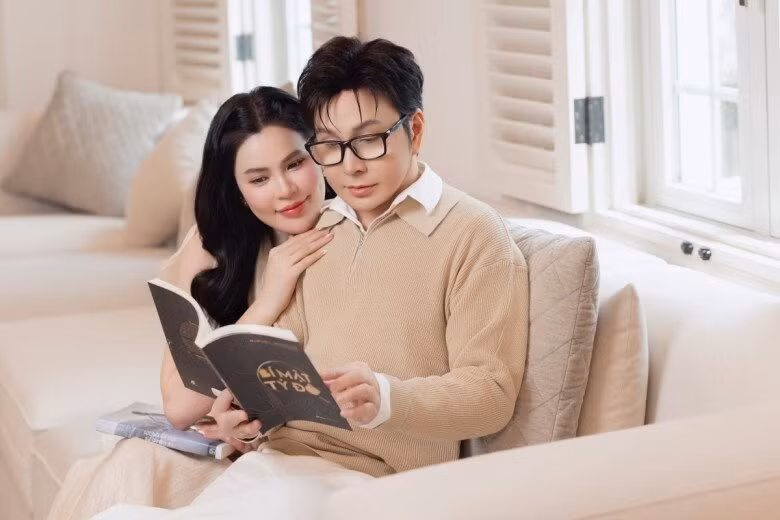 Phòng khách rộng rãi, thanh lịch với gam màu trắng - kem chủ đạo. Ảnh: FBNV