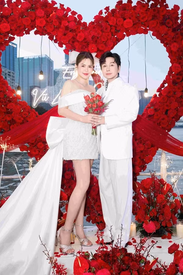 Ở tuổi 53, NSƯT Vũ Luân có cuộc sống viên mãn bên Hoa hậu Quý bà Hòa bình Thế giới 2017 Phương Lê. Ảnh: Người lao động