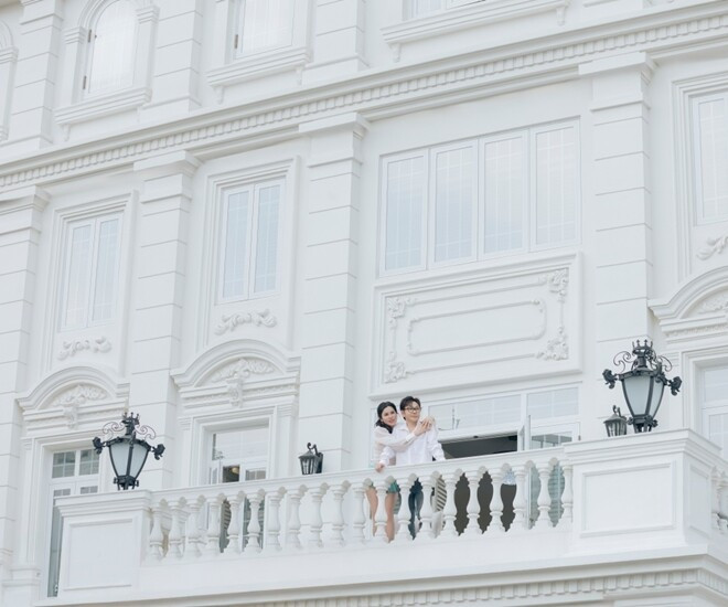 Biệt thự của NSƯT Vũ Luân - Hoa hậu Phương Lê nổi bật với những đường nét kiến trúc tinh xảo. Hệ thống cửa sổ lớp giúp tận dụng tối đa ánh sáng. Ảnh: FBNV