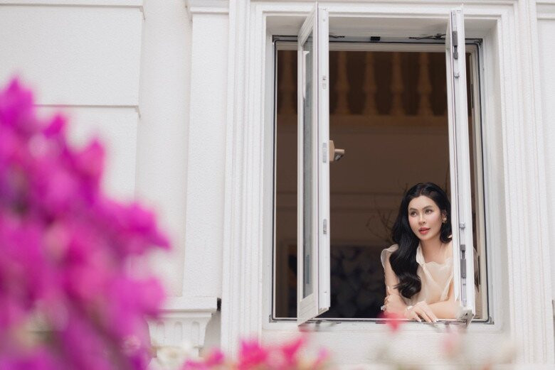 Phía ngoài cửa sổ là giàn hoa giấy rực rỡ. Ảnh: FBNV